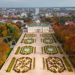 Pałac Branickich w Białymstoku jesienią. Warto zobaczyć to miejsce, zachwyca barwami i architekturą.