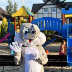Pluszowy królik wita dzieci na placu zabaw. To idealne miejsce na wakacje, gdzie czeka na nich ośrodek z animacjami dla dzieci nad morzem.