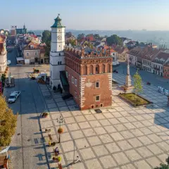 Rynek w Sandomierzu z Ratuszem i kamienicami. Idealne miejsce na spacer i odkrywanie sandomierskich atrakcji dla dzieci.