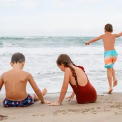 Dzieci bawią się na plaży, szukając morskich skarbów. Jastarnia atrakcje dla dzieci to raj dla małych odkrywców!