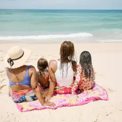 Rodzina na plaży, szukamy pomysłów, gdzie na wakacje z dziećmi tanio. Słońce, piasek i szum fal.