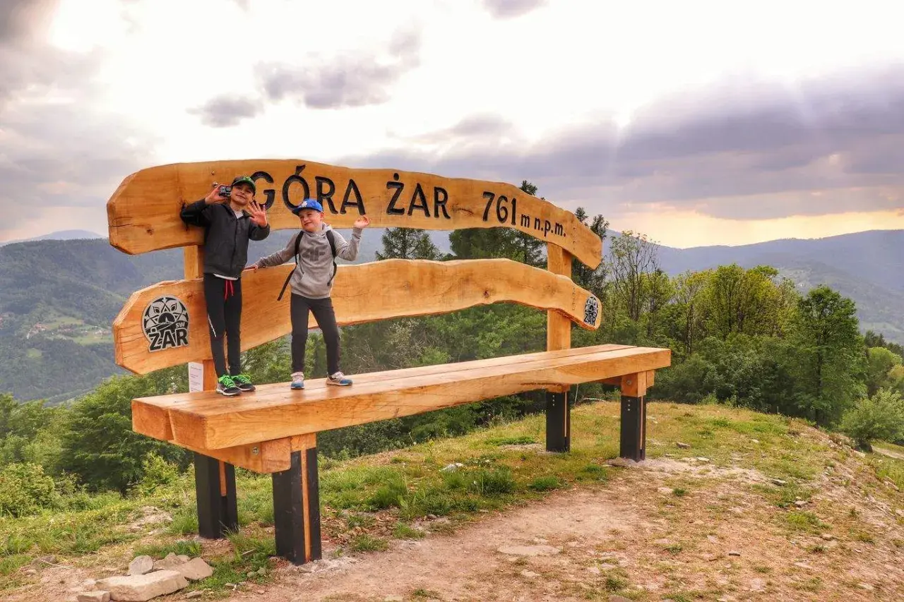 Dzieci cieszą się widokiem na Beskidy z Góry Żar.