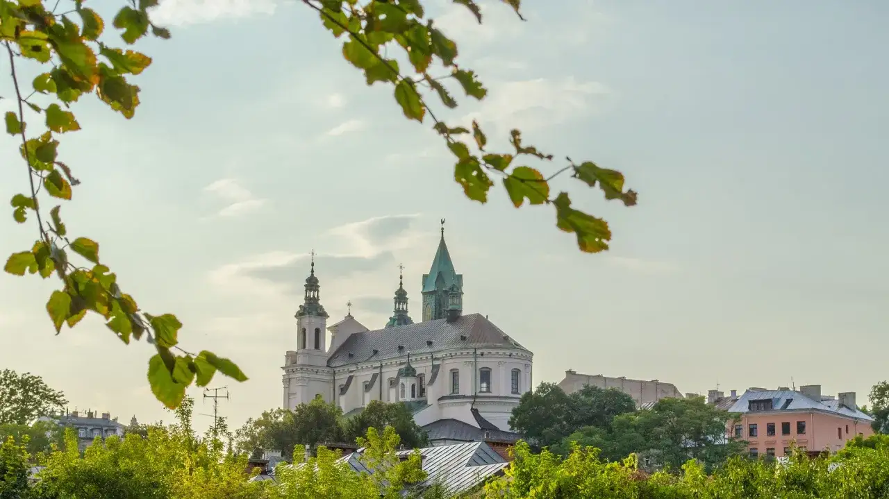 Majestatyczna bazylika w Lublinie, otoczona zielenią. Idealne miejsce na spacer, jak w parku rozrywki Lublin.